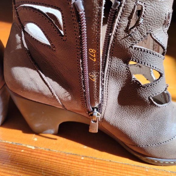 El Naturatista Brown Booties Size 7 - Picture 3 of 4